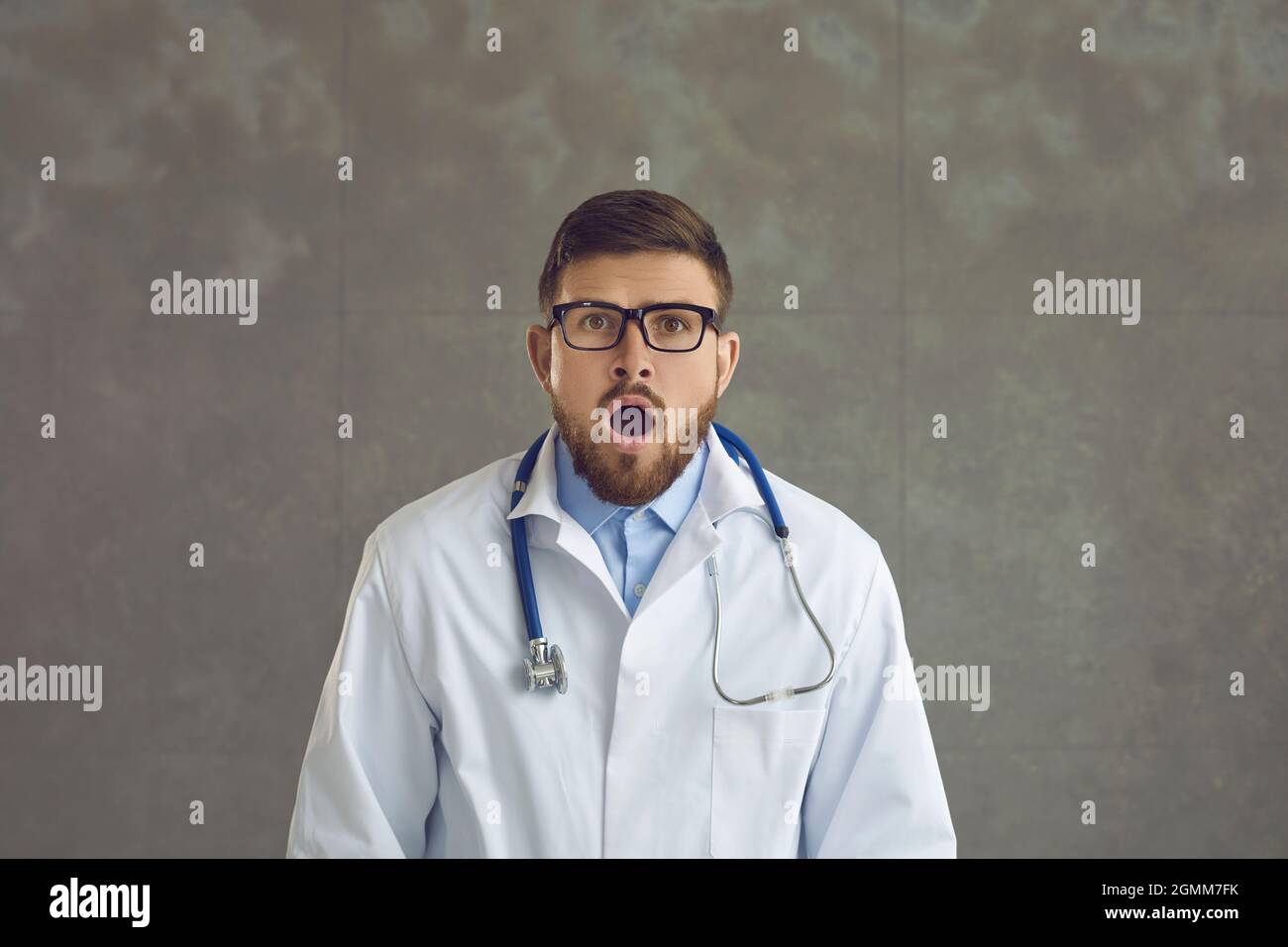 Ritratto di un medico scioccato guardando la macchina fotografica stupito da qualcosa di eccezionale Foto Stock
