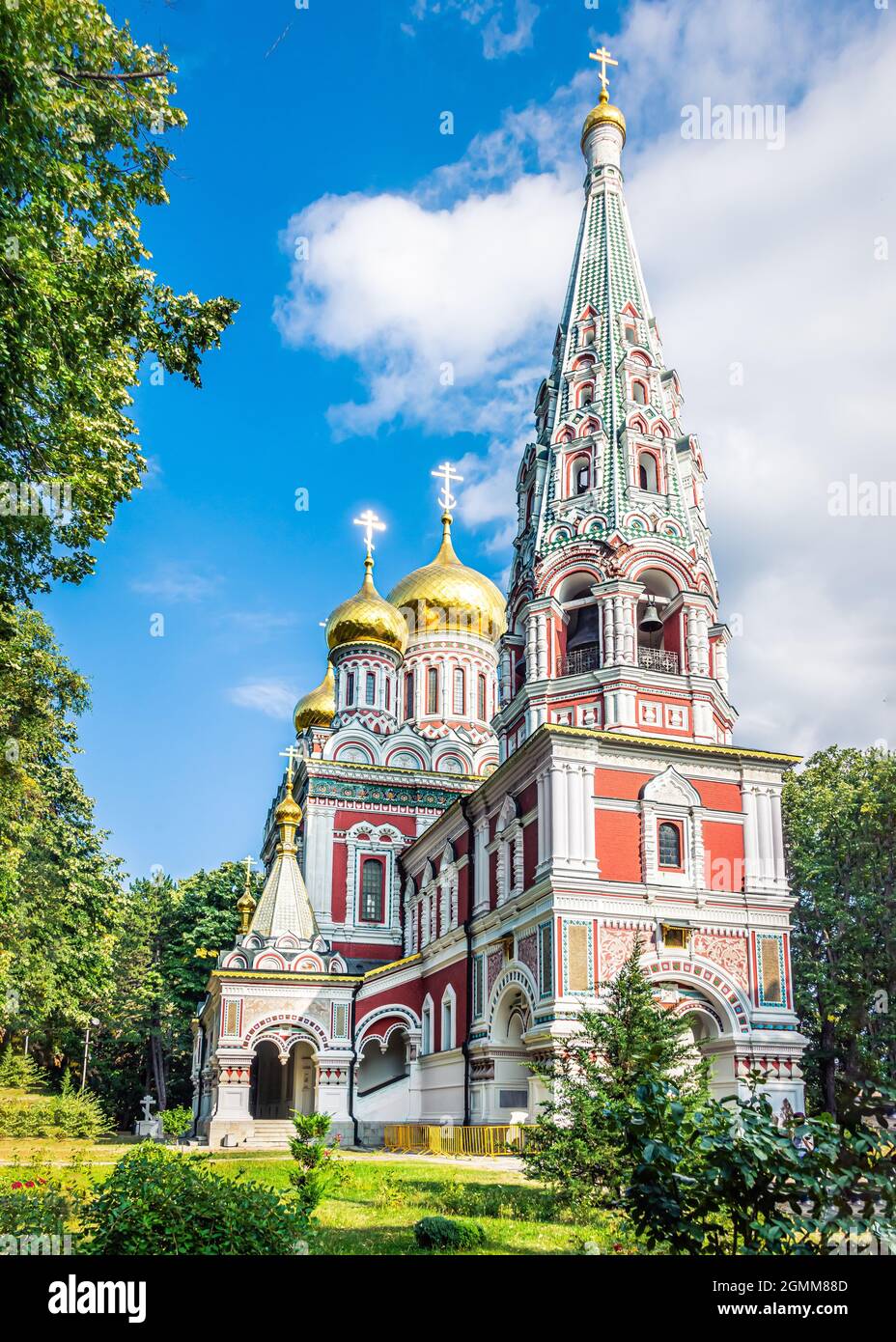 La famosa chiesa russa chiamata Rojdestvo nella città di Shipka, Bulgaria, costruita in onore dei soldati russi. Foto Stock