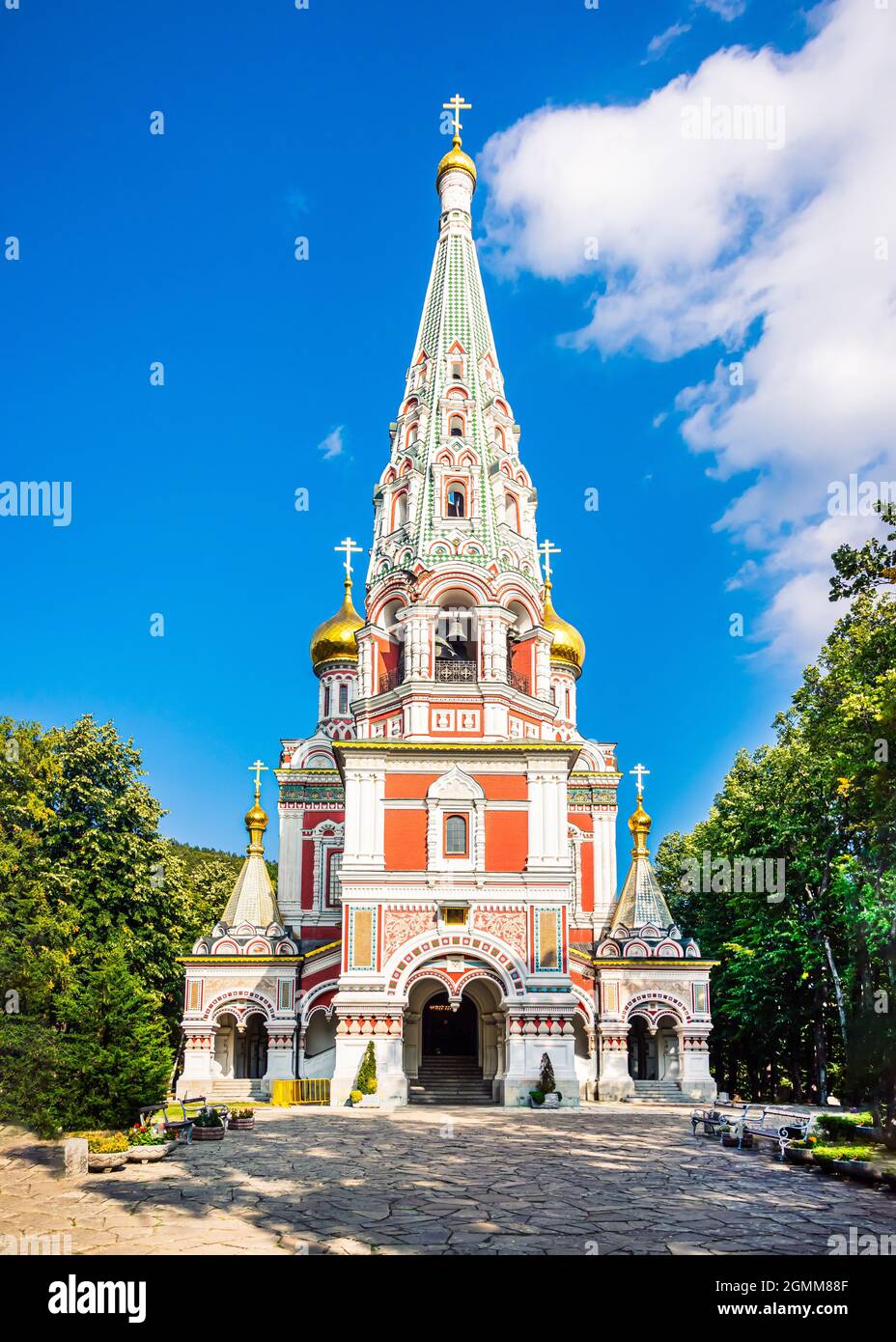 La famosa chiesa russa chiamata Rojdestvo nella città di Shipka, Bulgaria, costruita in onore dei soldati russi. Foto Stock