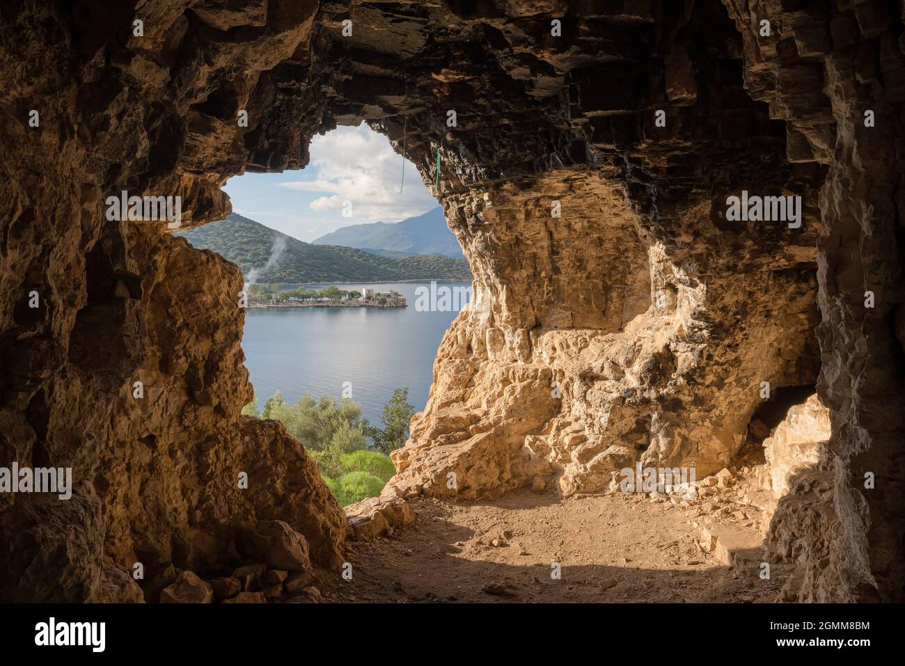 Guarda fuori dalla piccola grotta sulla costa mediterranea in Turchia Foto Stock