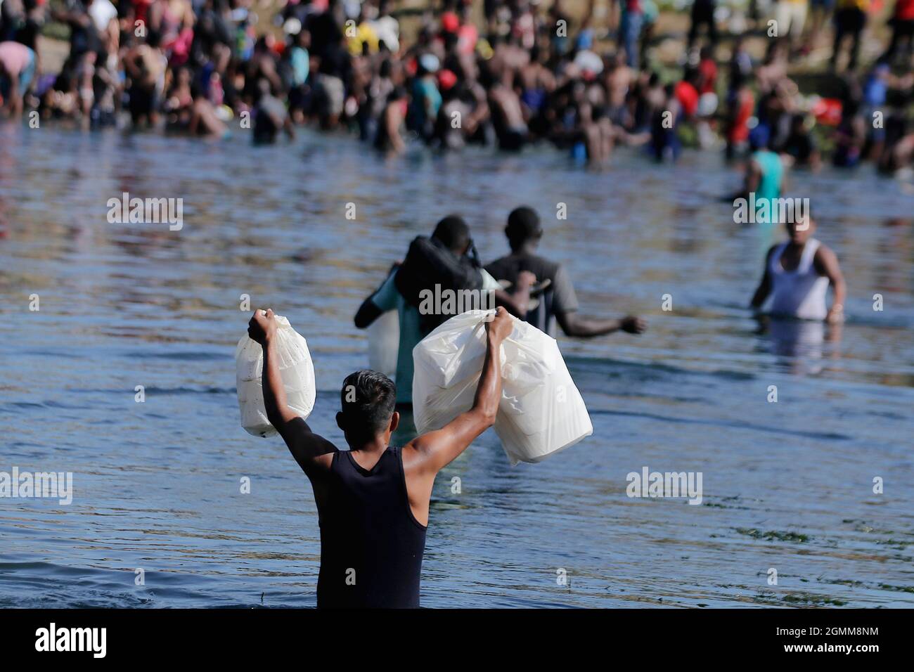 Coahuila. 19 Settembre 2021. Foto scattata il 19 settembre 2021 da Ciudad Acuna, Messico mostra migranti che tentano di attraversare il fiume Rio Bravo al confine tra Messico e Stati Uniti. I migranti che hanno preso rifugio sotto il ponte internazionale sul lato degli Stati Uniti del confine tra Stati Uniti e Messico attraversano il lato messicano per acquistare cibo mentre attendono di ottenere asilo negli Stati Uniti. Credit: Str/Xinhua/Alamy Live News Foto Stock