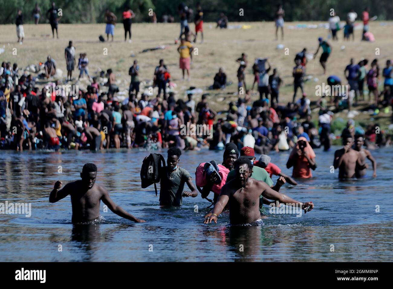 Coahuila. 19 Settembre 2021. Foto scattata il 19 settembre 2021 da Ciudad Acuna, Messico mostra migranti che tentano di attraversare il fiume Rio Bravo al confine tra Messico e Stati Uniti. I migranti che hanno preso rifugio sotto il ponte internazionale sul lato degli Stati Uniti del confine tra Stati Uniti e Messico attraversano il lato messicano per acquistare cibo mentre attendono di ottenere asilo negli Stati Uniti. Credit: Str/Xinhua/Alamy Live News Foto Stock