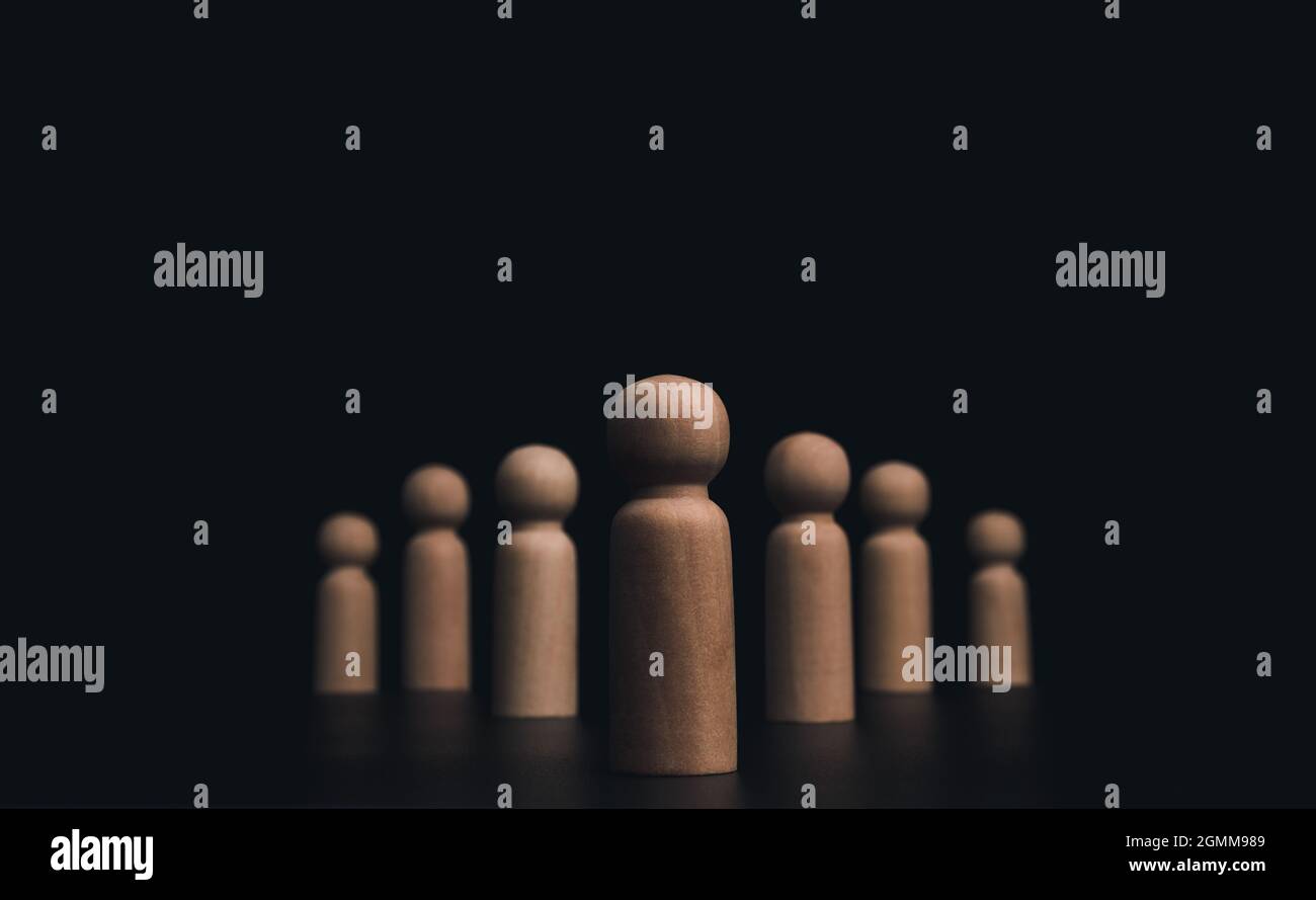Concetto di leadership, manager, CEO, leader di mercato, Influencer, opinion leader e business leader. Leader figure in legno con seguaci si allineano in corda Foto Stock