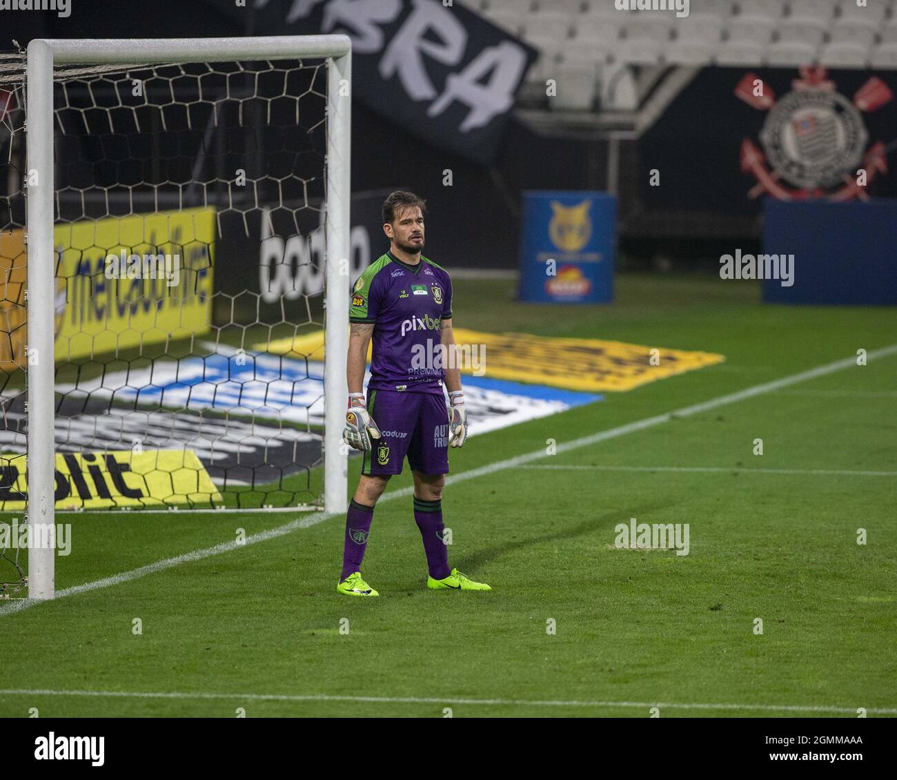 Il portiere americano Matheus Cavichioli durante la serie Campeonato Brasileiro Una partita di calcio tra Corinthians x America Mineiro alla Neo Quimica Arena di Sao Paulo, Brasile. Il gioco ha visto il debutto di Willian che si è recentemente trasferito dall'Arsenal in un trasferimento gratuito e si è concluso in un pareggio del 1-1 con gol segnati da Marlon per l'America e Giuliano per i Corinzi. Credit: SPP Sport Press Photo. /Alamy Live News Foto Stock