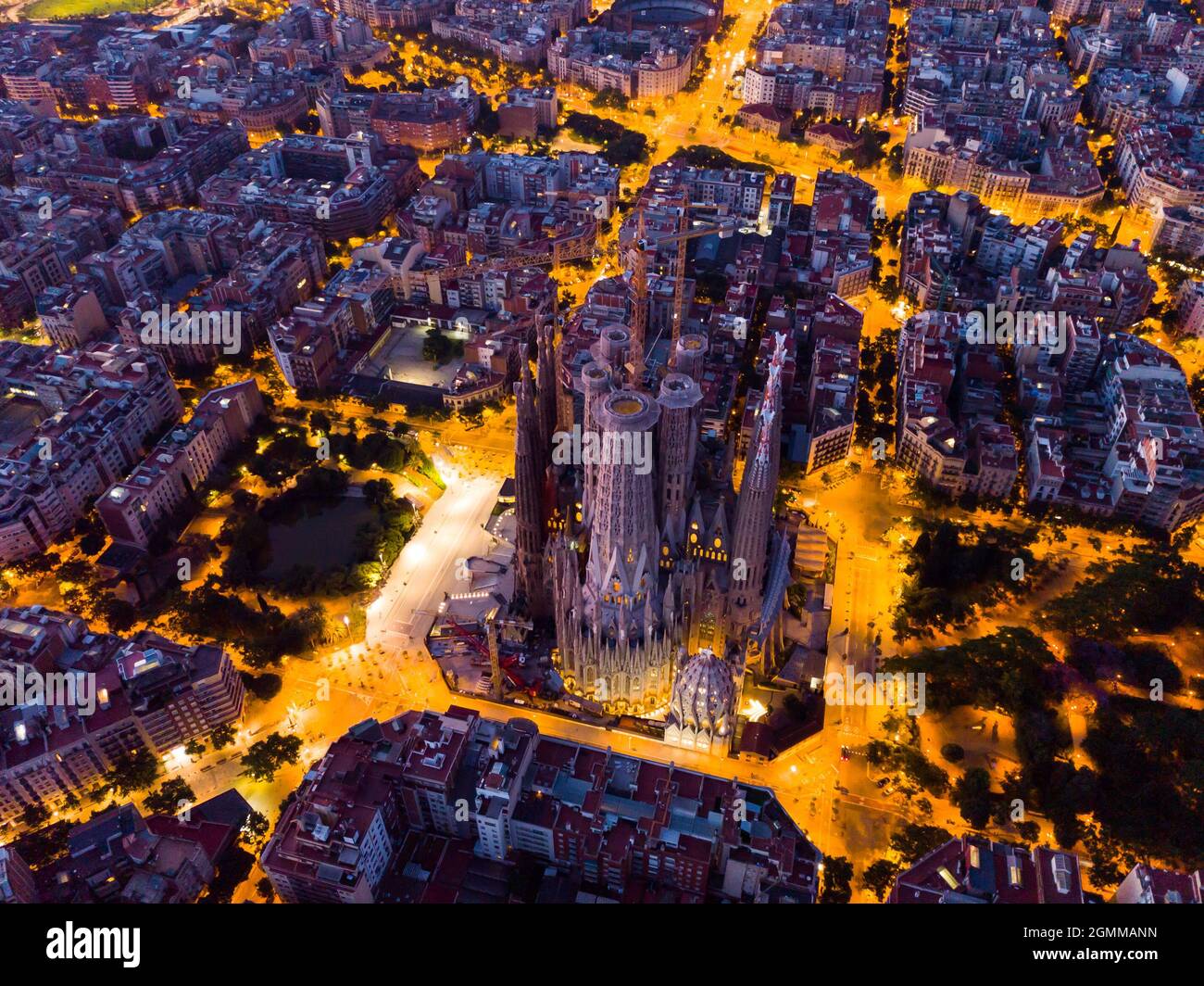 Vista panoramica aerea dello skyline di Barcellona e della Sagrada familia al tramonto Foto Stock