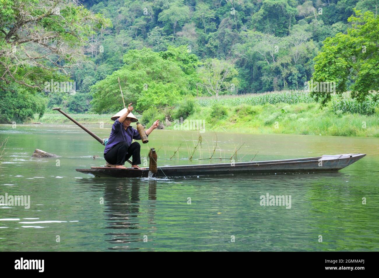 Lago di BA Be nella provincia di Bac Kan nel nord del Vietnam Foto Stock