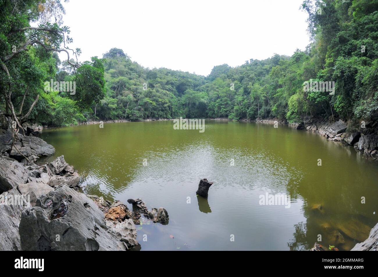 Lago di BA Be nella provincia di Bac Kan nel nord del Vietnam Foto Stock