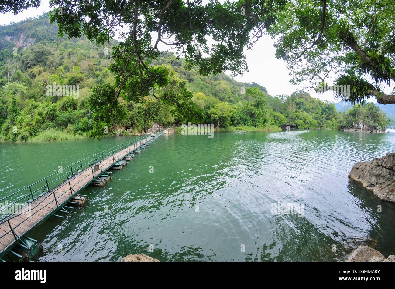 Lago di BA Be nella provincia di Bac Kan nel nord del Vietnam Foto Stock