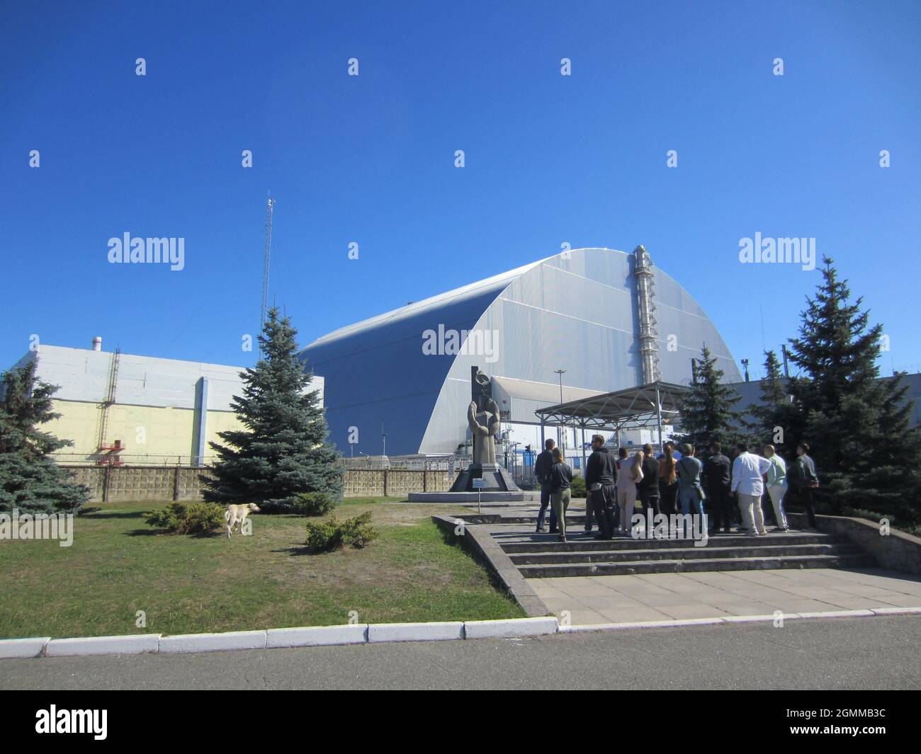 Tschernobyl, Ucraina. 15 settembre 2021. Gruppo di turisti al memoriale di fronte all'unità quattro della centrale nucleare di Chernobyl in Ucraina, che è esplosa nel 1986. (A dpa 'Esperti della Germania misurano le radiazioni a Chernobyl') Credit: Andreas Stein/dpa/Alamy Live News Foto Stock