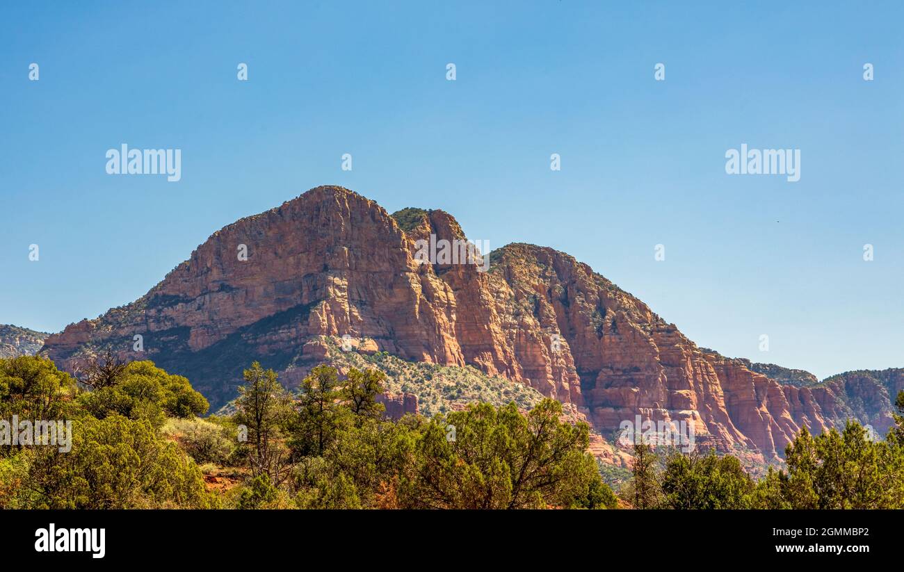 Bella formazione di roccia rossa contro il cielo blu vicino Sedona, Arizona Foto Stock