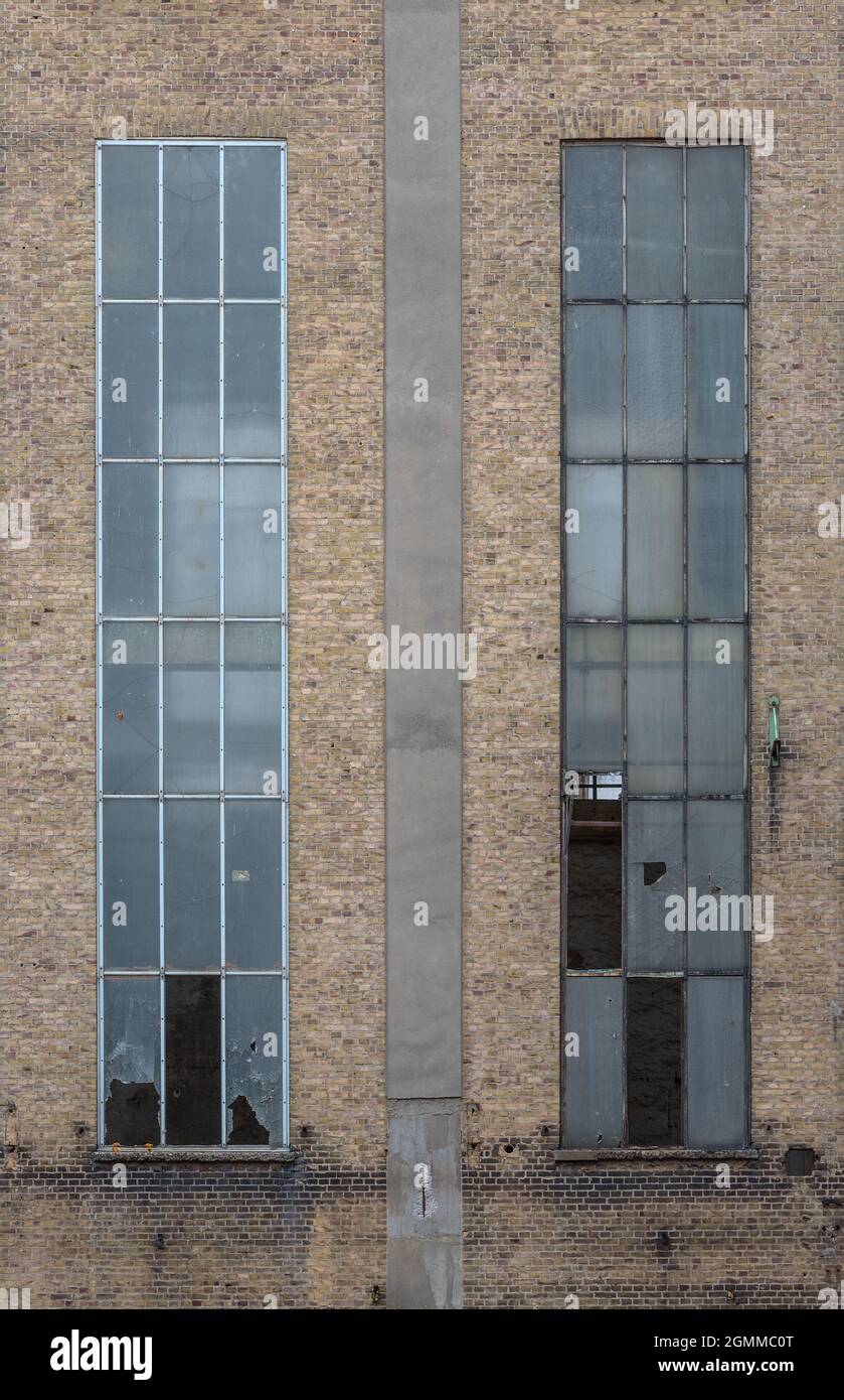 finestre rotte in una vecchia fabbrica rovinata Foto Stock