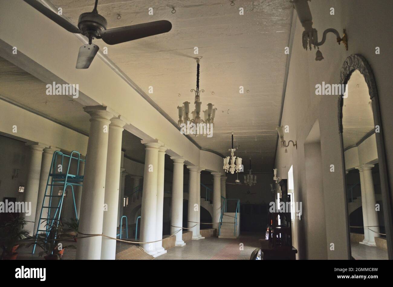 interno della grande sala al palazzo gwalior jai vilas Foto Stock