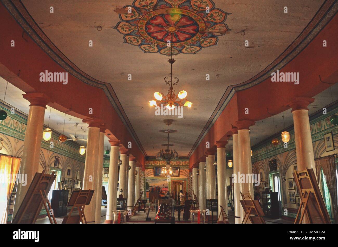 interno della grande sala al palazzo gwalior jai vilas Foto Stock