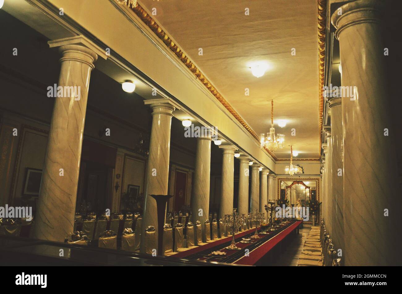 interno della grande sala al palazzo gwalior jai vilas Foto Stock