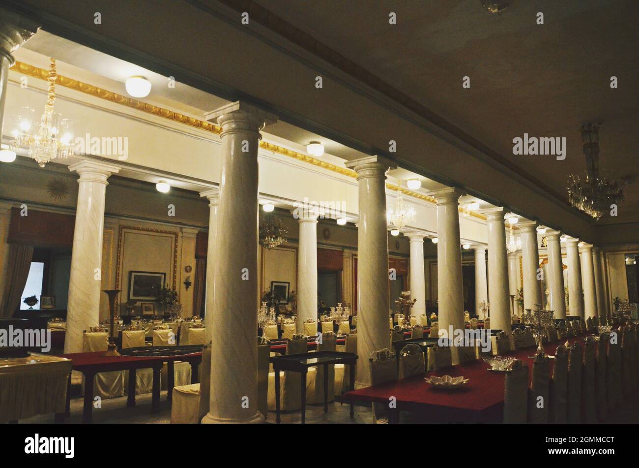 interno della grande sala al palazzo gwalior jai vilas Foto Stock