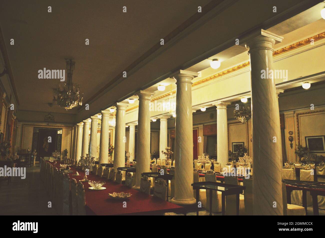 interno della grande sala al palazzo gwalior jai vilas Foto Stock