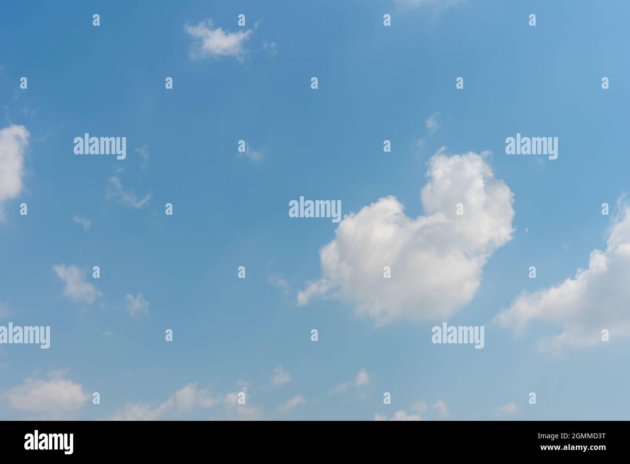 Cielo azzurro e nuvola naturale a forma di piccolo cuore Foto Stock