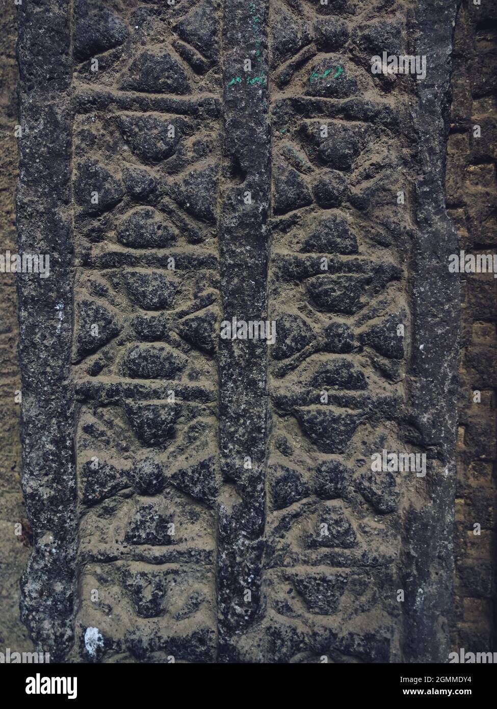 Parete di incisione di roccia da 1500 anni BUDDISTA JOGESHWARI GROTTE, Maharashtra, mumbai, india Foto Stock