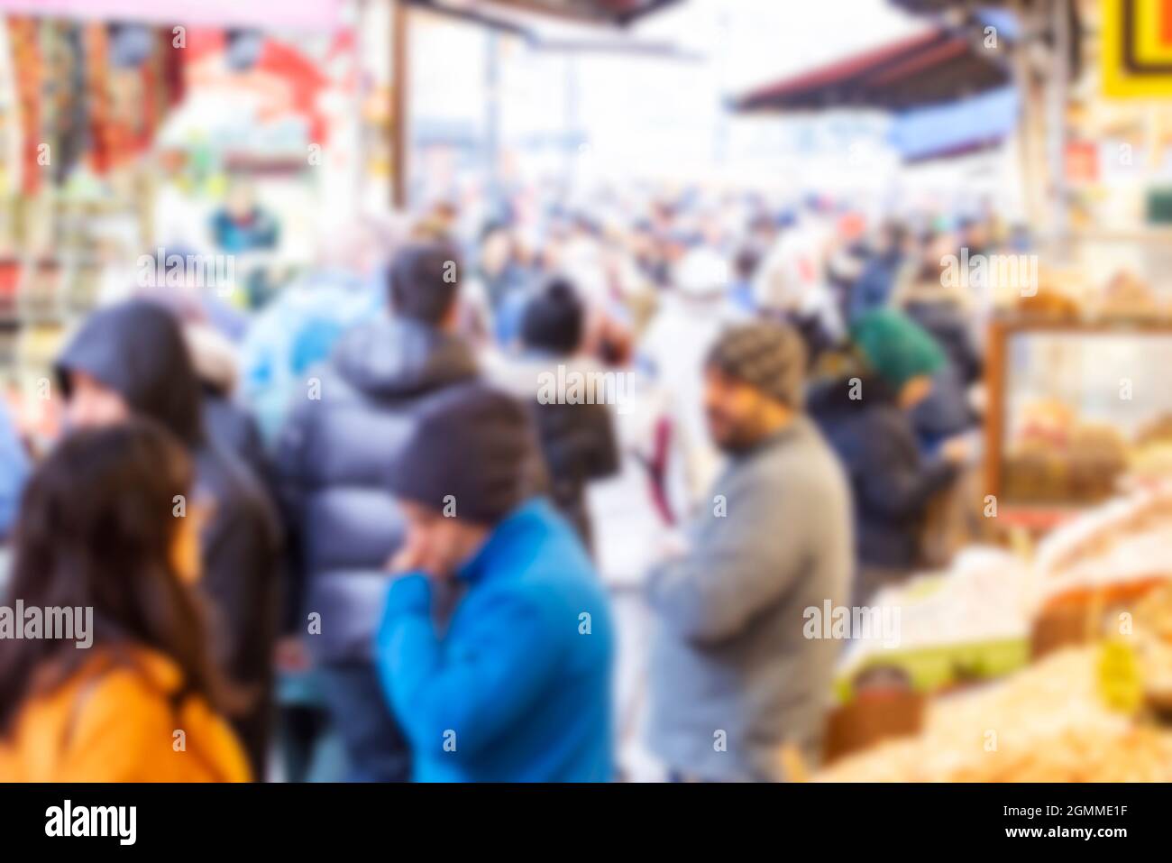 Folla di persone al mercato di Istanbul, sfocato, immagine sfocata del popolo turco in una strada come sfondo Foto Stock