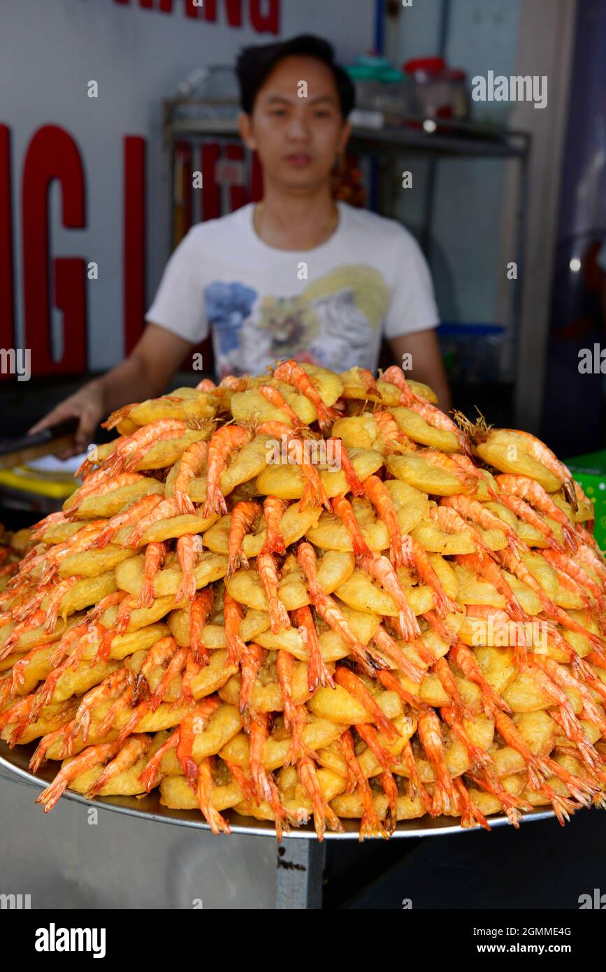 Banh Tom (torta di gamberetti fritti vietnamita) è un popolare piatto di Street food ad Hanoi, Vietnam. Foto Stock