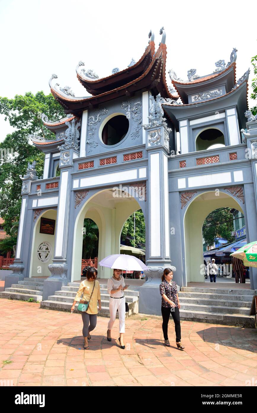 Phủ Tây Hồ è un tempio sontuoso sulle rive del Lago Ovest, dedicato alla principessa Madre Goddessa Liễu Hạnh. Hanoi, Vietnam. Foto Stock