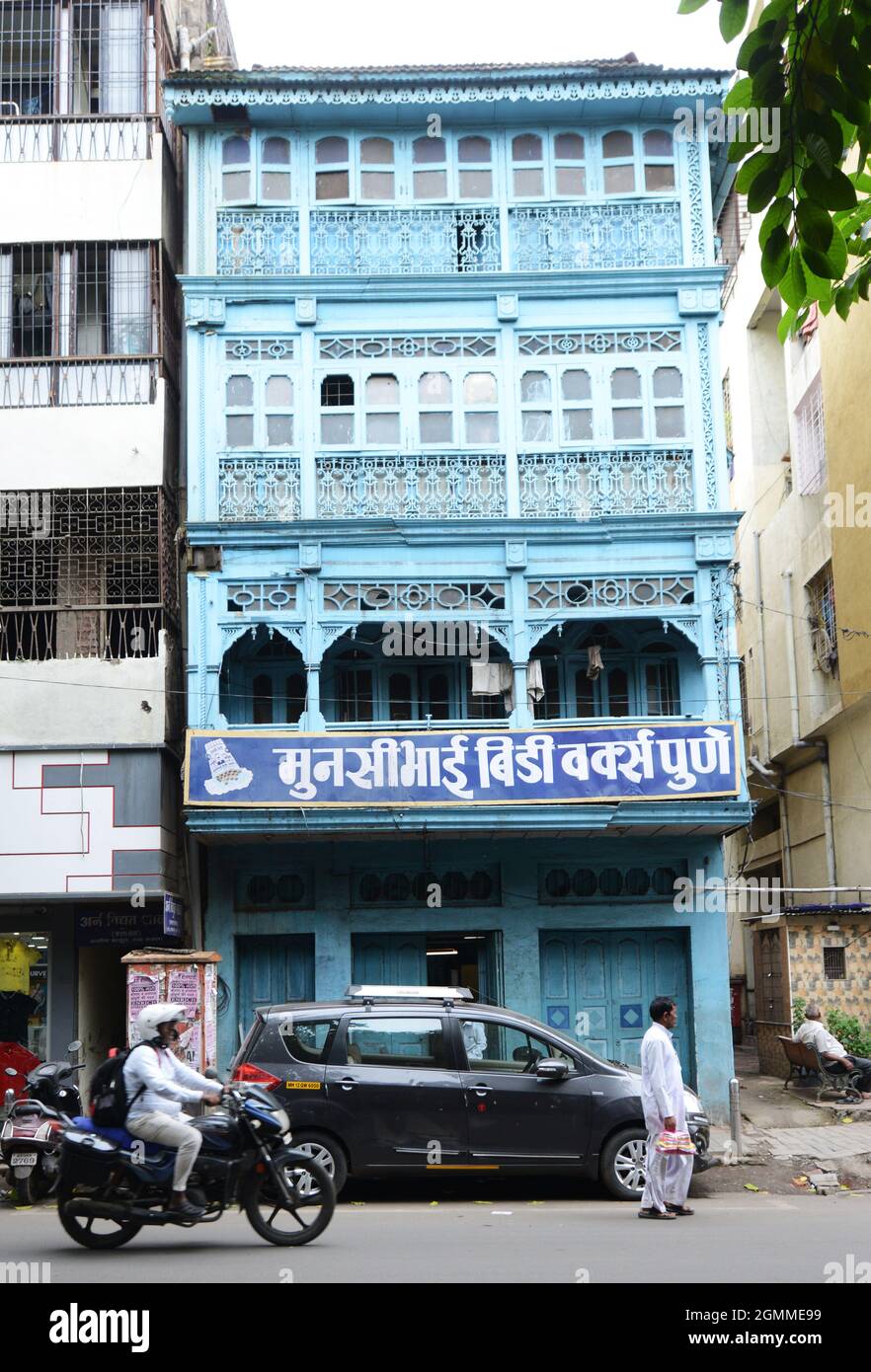 Un bell'edificio in legno vecchio a Pune, India. Foto Stock