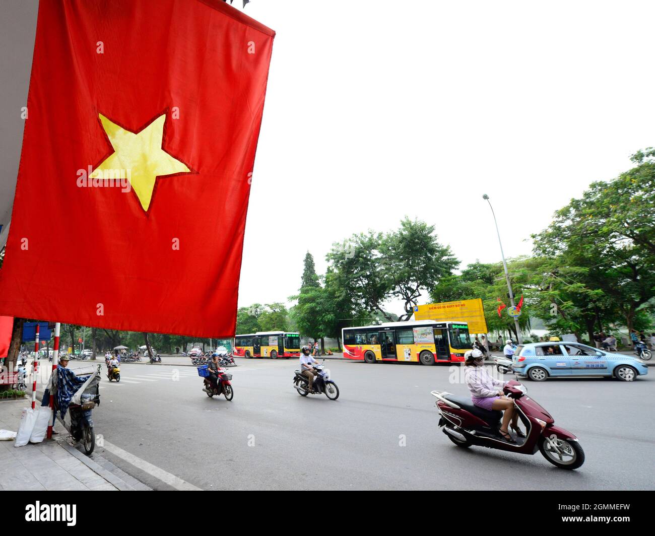 Il traffico di scooter ad Hanoi, Vietnam. Foto Stock