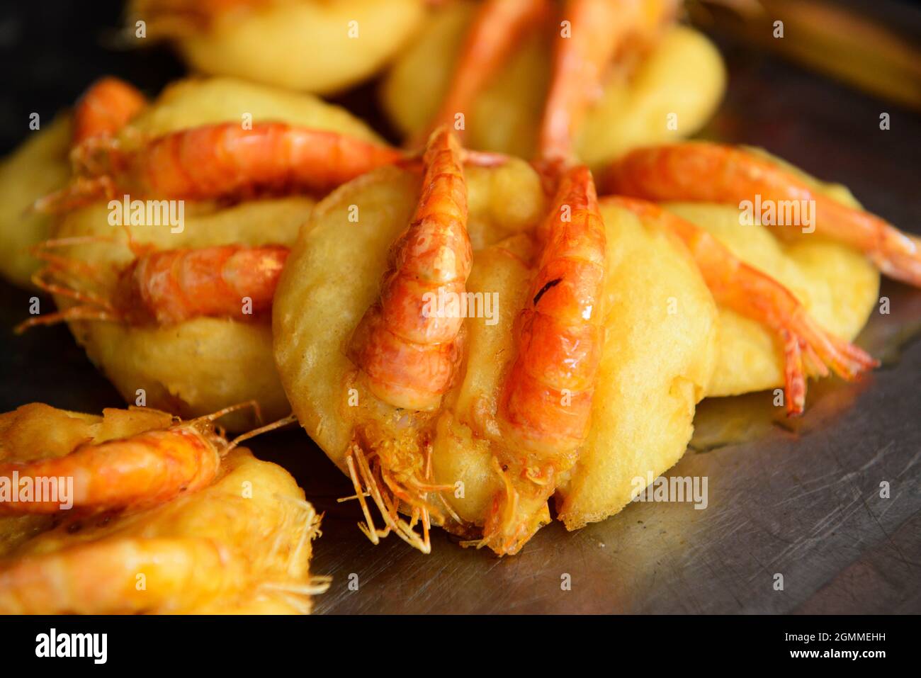 Banh Tom (torta di gamberetti fritti vietnamita) è un popolare piatto di Street food ad Hanoi, Vietnam. Foto Stock