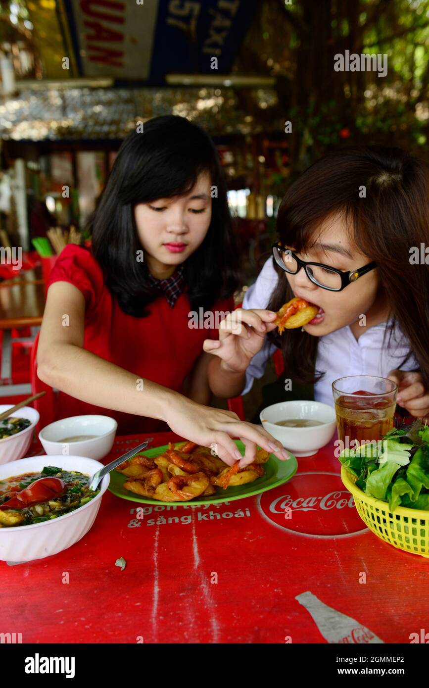 Banh Tom (torta di gamberetti fritti vietnamita) è un popolare piatto di Street food ad Hanoi, Vietnam. Foto Stock