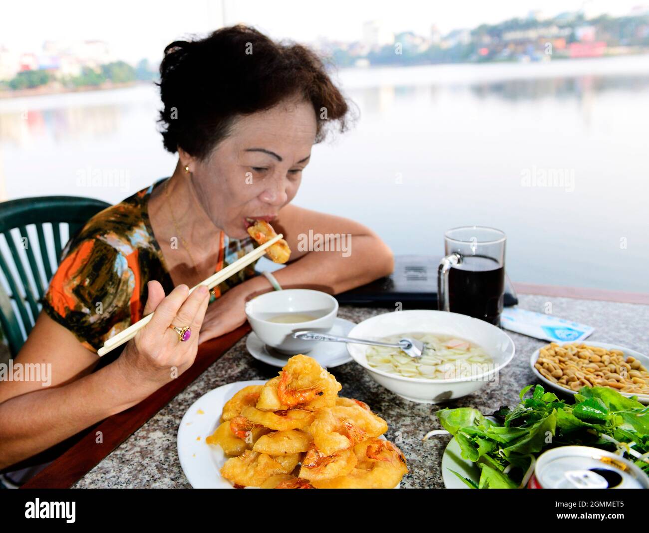 Banh Tom (torta di gamberetti fritti vietnamita) è un popolare piatto di Street food ad Hanoi, Vietnam. Foto Stock