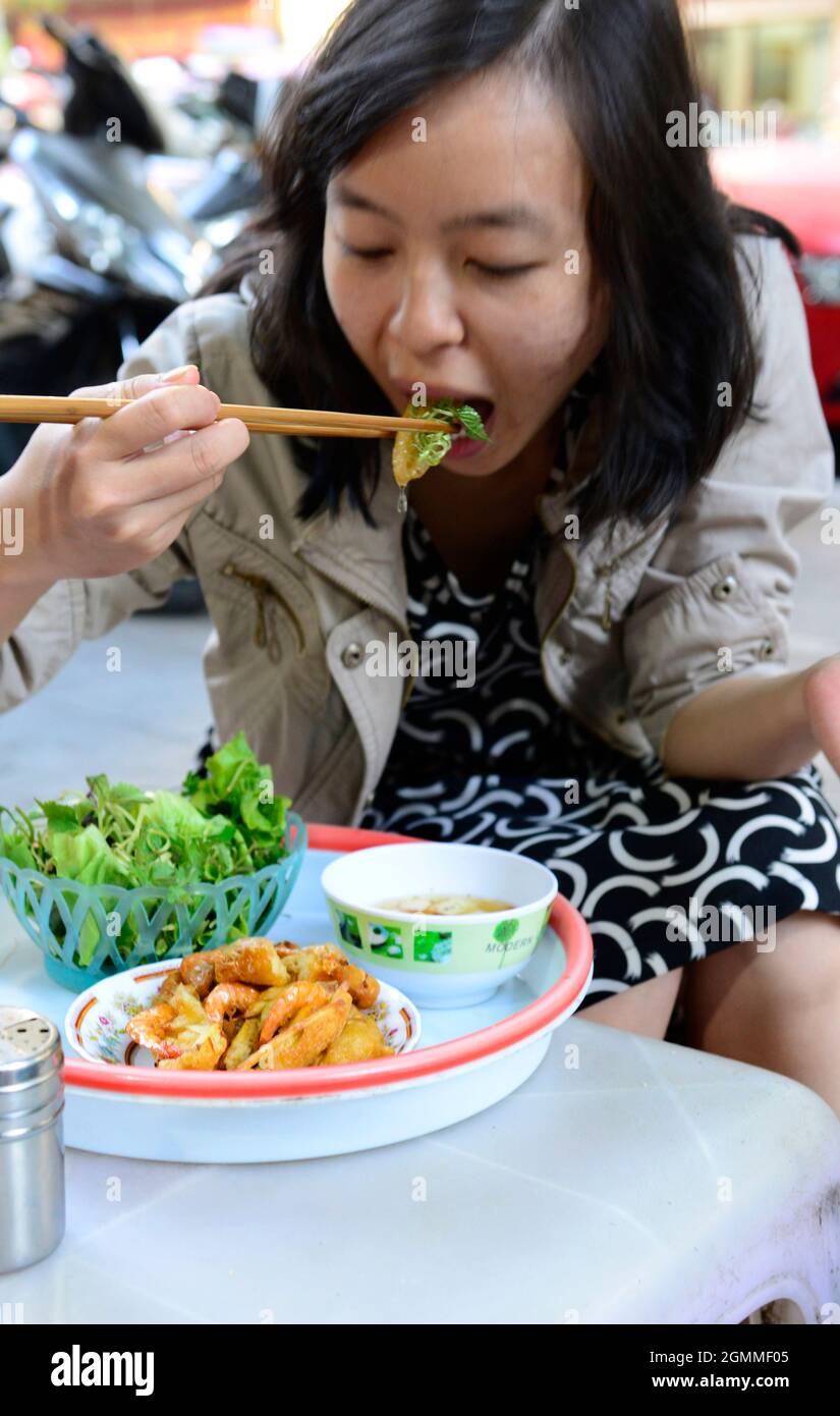Banh Tom (torta di gamberetti fritti vietnamita) è un popolare piatto di Street food ad Hanoi, Vietnam. Foto Stock