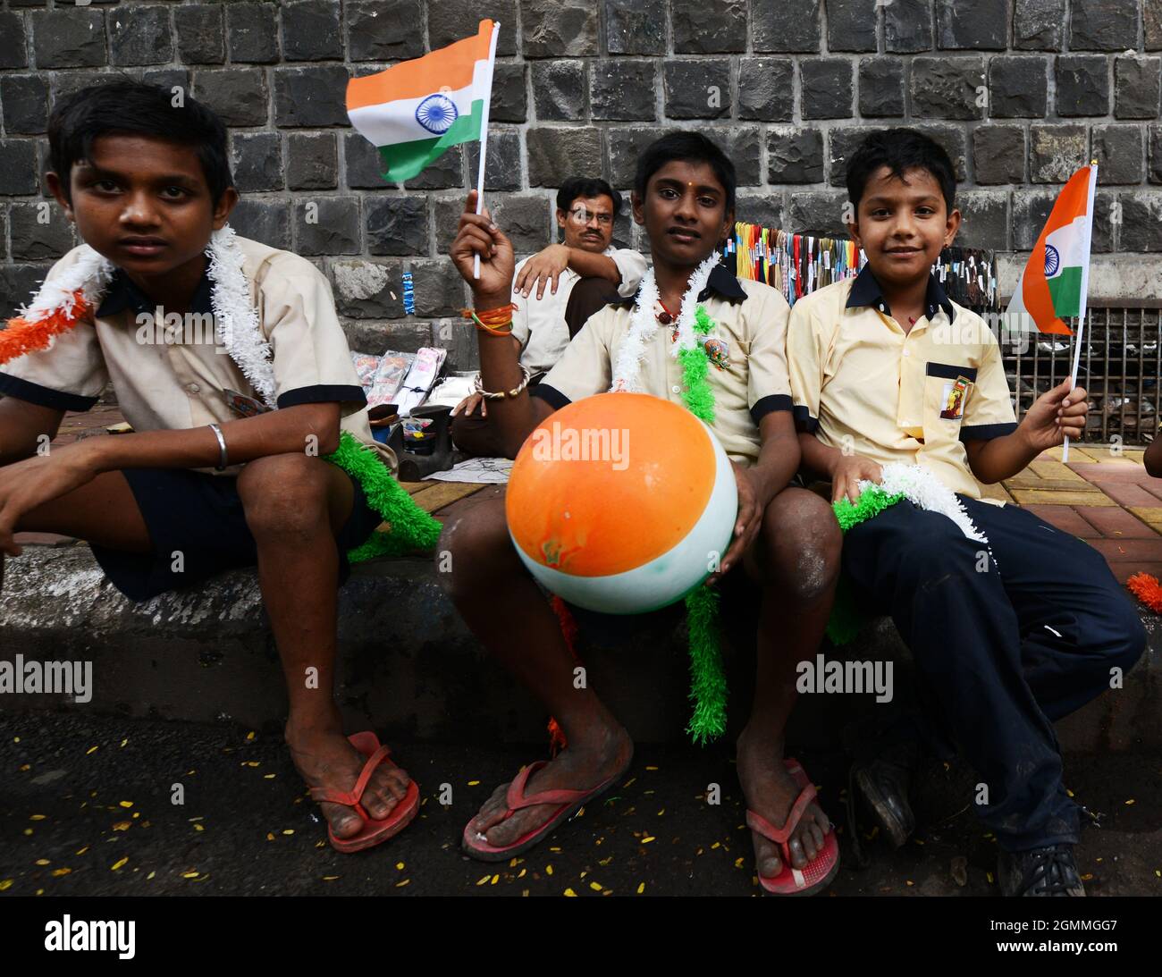 Ragazzi indiani che detengono la bandiera indiana durante la festa dell'Indipendenza a Pune, India. Foto Stock