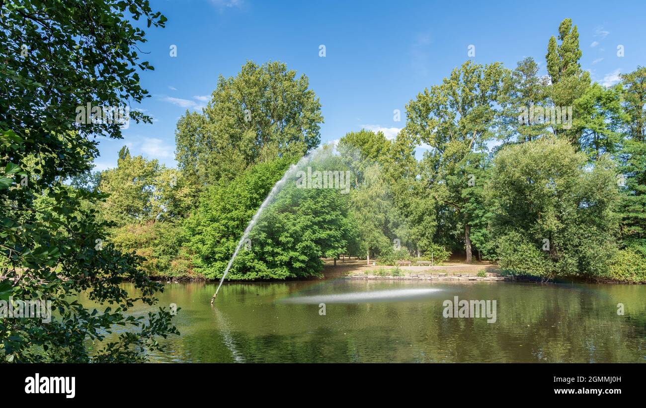 Vista sullo stagno del parco a Sterkrade, Oberhausen, Nord Reno-Westfalia, Germania Foto Stock