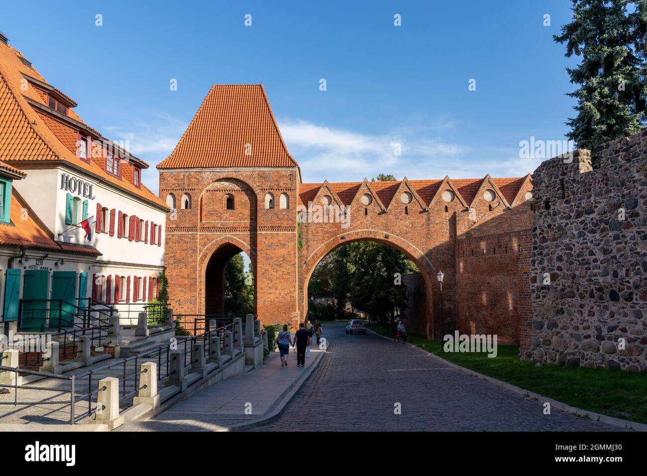 Torun, Polonia - 6 settembre 2021: Vista della porta della città vecchia e mura difensive in mattoni gotici nel centro storico di Torun Foto Stock