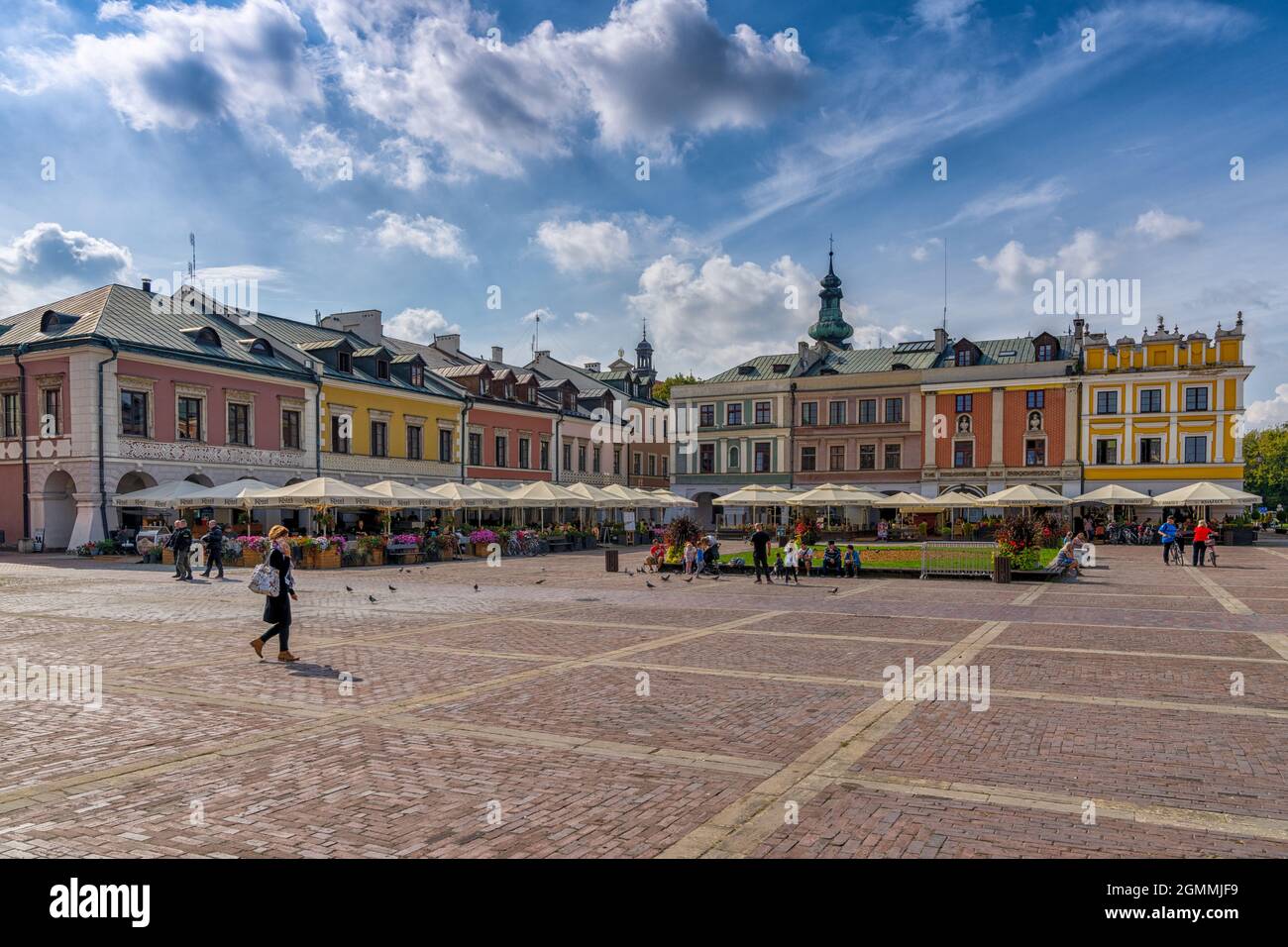 Zamosc, Polonia - 13 Settembre, 2021: La Piazza del Grande mercato nel centro storico di Zamosc con edifici e ristoranti colorati Foto Stock