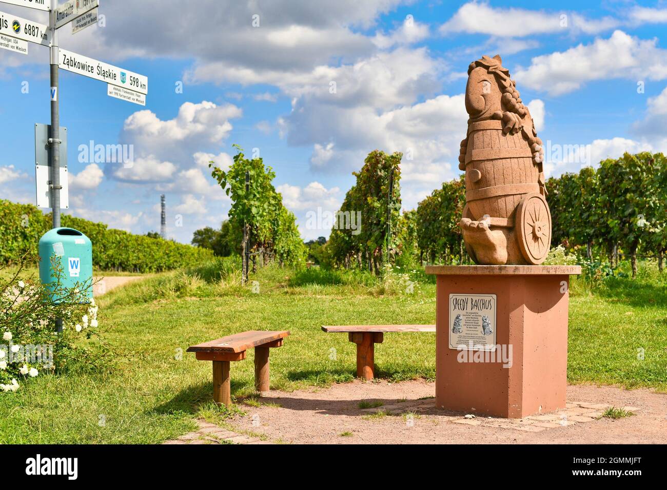Wiesloch, Germania - Agosto 2021: Scultura del dio del vino chiamata 'Speedy Bacchus' con vigneto sullo sfondo Foto Stock