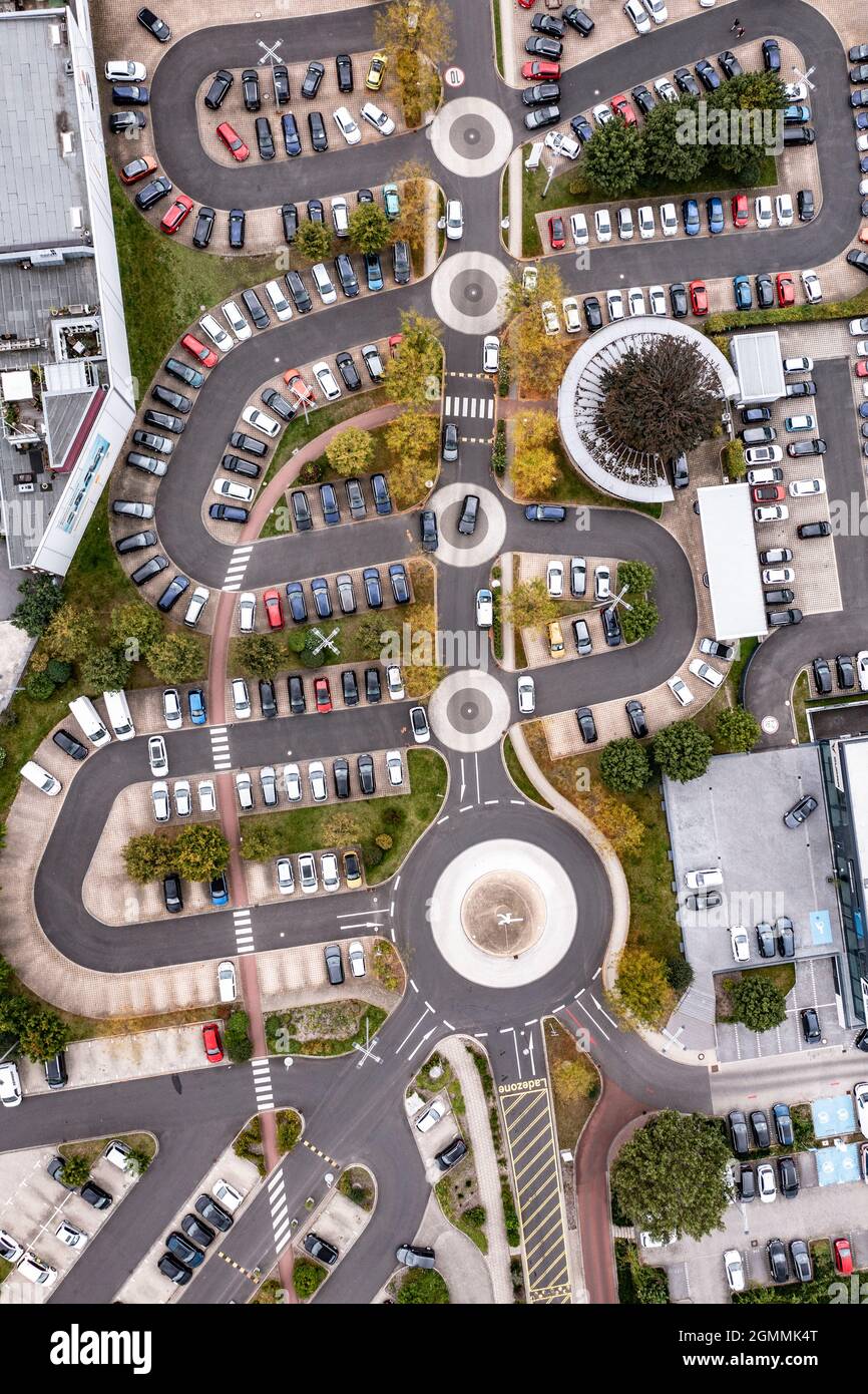 5 Kreisverkehre beim VW Autohaus an der Automeile am Höherweg a Düsseldorf. Aus der Luft gesehen ein kleines Kunstwerk mit den geparkten Autos. Foto Stock