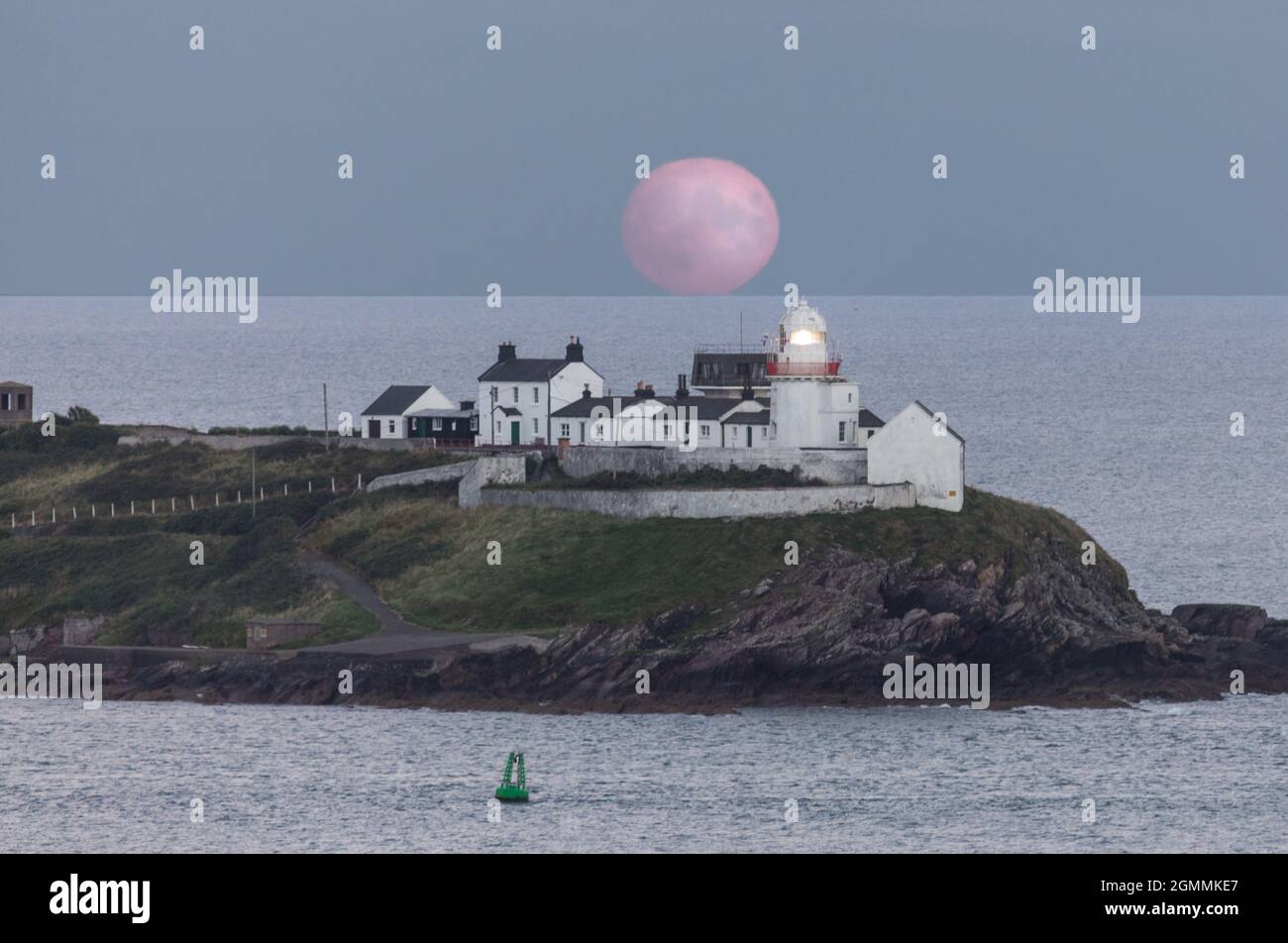 Roches Point, Cork, Irlanda. 19 Settembre 2021. Settembre Harvest Moon sorge sul faro di Roches Point, Co. Cork, Irlanda.- immagine; David Creedon / Alamy Live News Foto Stock