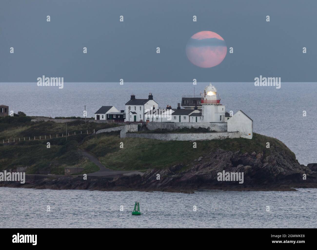 Roches Point, Cork, Irlanda. 19 Settembre 2021. Settembre Harvest Moon sorge sul faro di Roches Point, Co. Cork, Irlanda.- immagine; David Creedon / Alamy Live News Foto Stock Roches Point, Cork, Irlanda. 19 Settembre 2021. Settembre Harvest Moon sorge sul faro di Roches Point, Co. Cork, Irlanda.- immagine; David Creedon / Alamy Live News Foto Stock