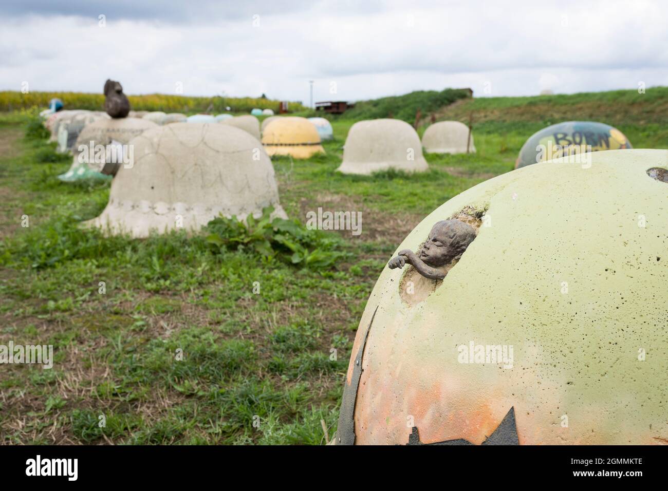 Monumento della prima guerra mondiale con caschi in cemento in un paesaggio in Belgio Foto Stock