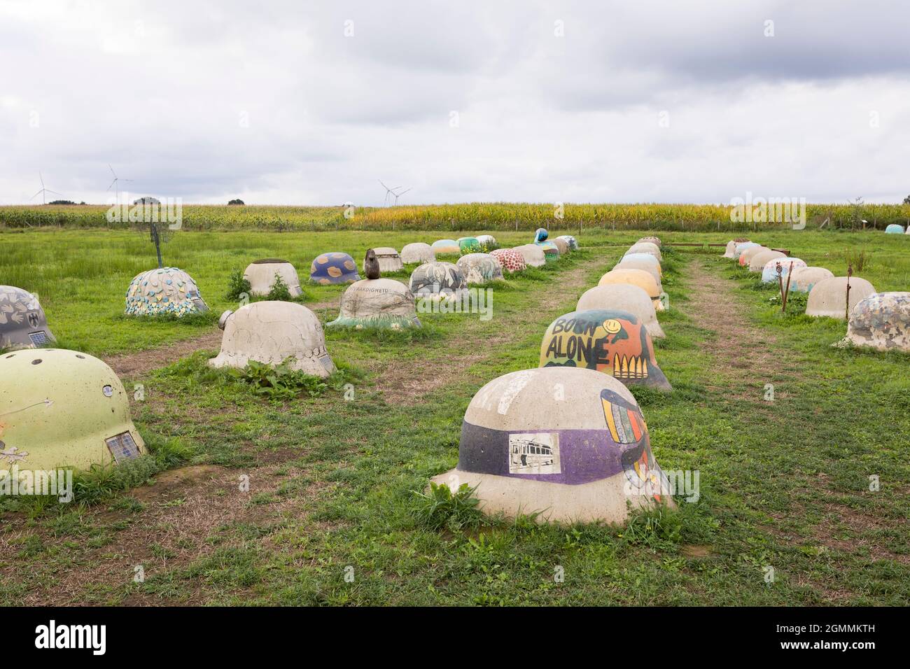 Monumento della prima guerra mondiale con caschi in cemento in un paesaggio in Belgio Foto Stock