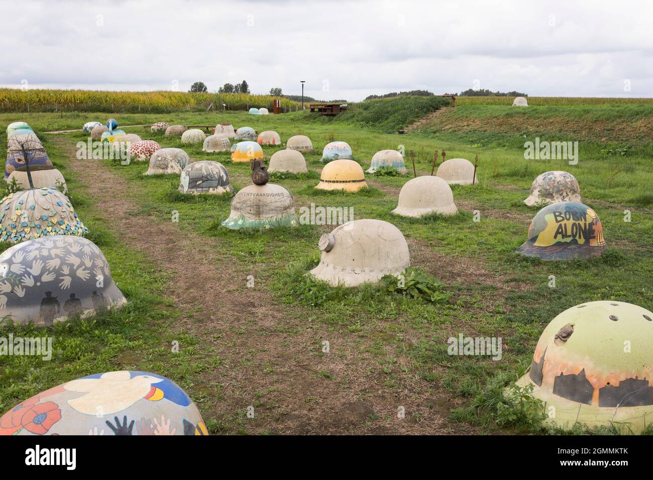 Monumento della prima guerra mondiale con caschi in cemento in un paesaggio in Belgio Foto Stock