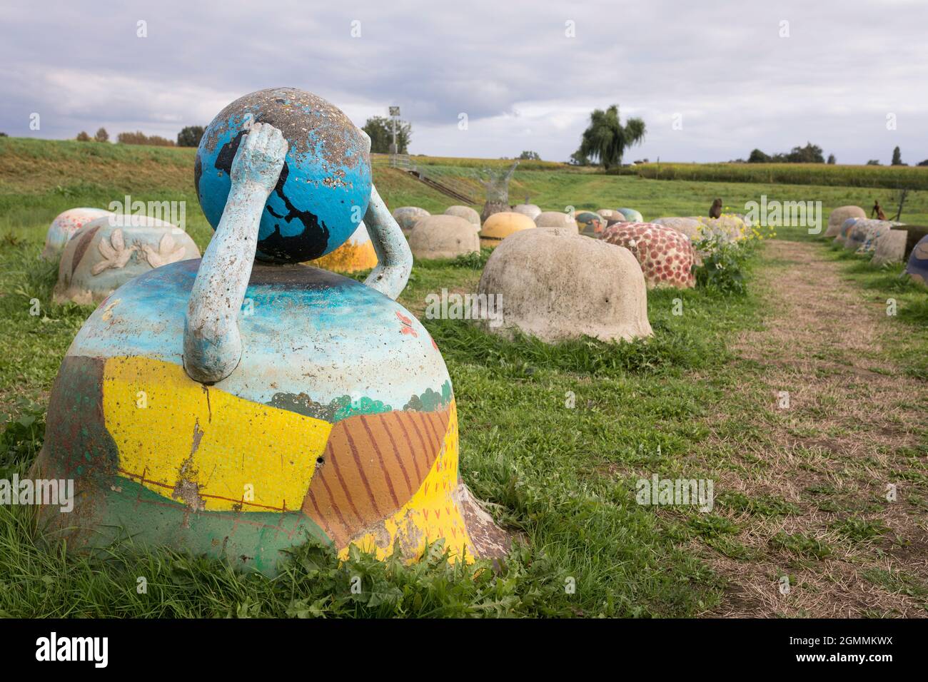 Monumento della prima guerra mondiale con caschi in cemento in un paesaggio in Belgio Foto Stock