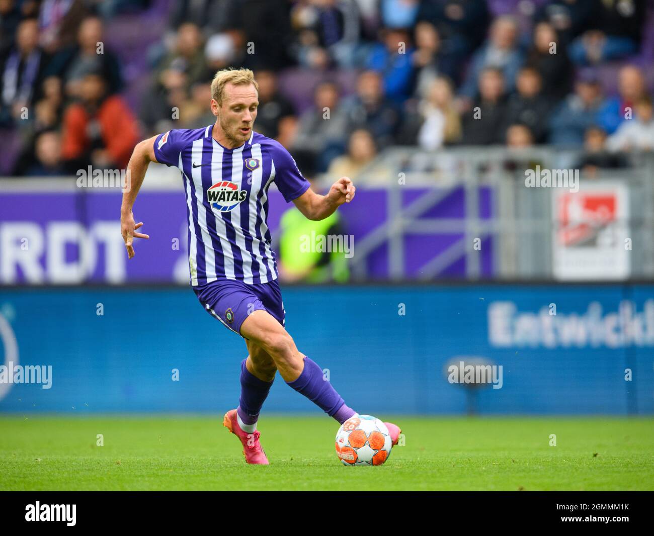 Aue, Germania. 19 Settembre 2021. Fußball: 2. Bundesliga, FC Erzgebirge Aue - SC Paderborn 07, 7. Spieltag, Erzgebirgsstadion. Aues ben Zolinski Spielt den Ball. Credit: Robert Michael/dpa-Zentralbild/dpa - solo per l'uso in conformità con contratto/dpa/Alamy Live News Foto Stock