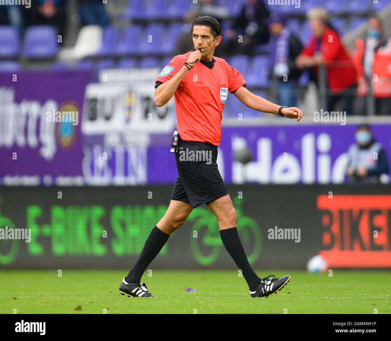 Aue, Germania. 19 Settembre 2021. Fußball: 2. Bundesliga, FC Erzgebirge Aue - SC Paderborn 07, 7. Spieltag, Erzgebirgsstadion. Schiedsrichter Deniz Aytekin läuft über das Feld und pfeift. Credit: Robert Michael/dpa-Zentralbild/dpa - solo per l'uso in conformità con contratto/dpa/Alamy Live News Foto Stock