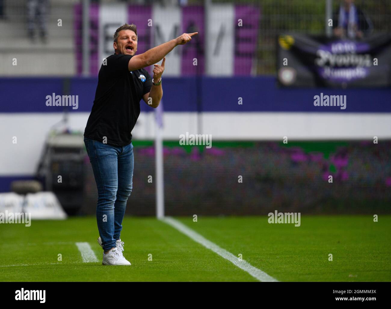 Aue, Germania. 19 Settembre 2021. Fußball: 2. Bundesliga, FC Erzgebirge Aue - SC Paderborn 07, 7. Spieltag, Erzgebirgsstadion. Paderborns Trainer Lukas Kwasniok Gestikuliert. Credit: Robert Michael/dpa-Zentralbild/dpa - solo per l'uso in conformità con contratto/dpa/Alamy Live News Foto Stock