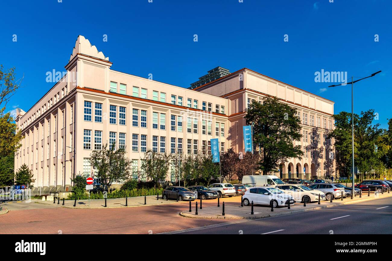 Varsavia, Polonia - 12 agosto 2021: Edificio principale della Scuola Econonica di Varsavia in viale Niepodleggosci e stazione della metropolitana Pole Mokotowskie a Mokotow Foto Stock