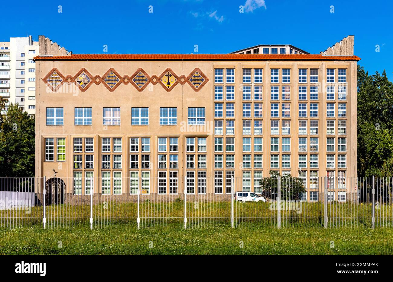 Varsavia, Polonia - 12 agosto 2021: Edificio della biblioteca della Scuola Econonica di Varsavia in viale Niepodleglosci e stazione della metropolitana Pole Mokotowskie a Mokotow Foto Stock