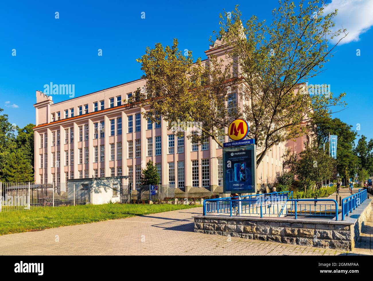 Varsavia, Polonia - 12 agosto 2021: Edificio principale della Scuola Econonica di Varsavia in viale Niepodleggosci e stazione della metropolitana Pole Mokotowskie a Mokotow Foto Stock