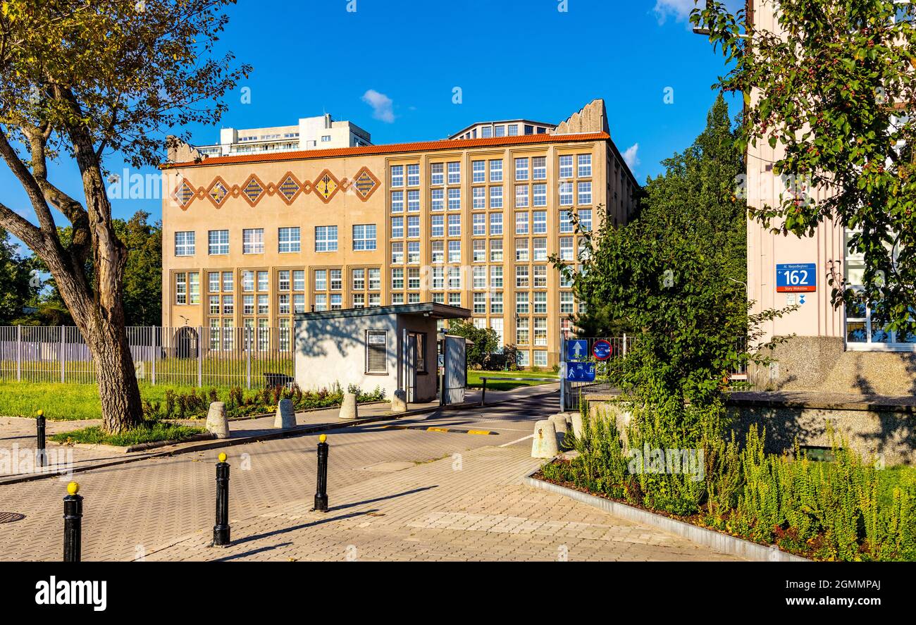 Varsavia, Polonia - 12 agosto 2021: Edificio della biblioteca della Scuola Econonica di Varsavia in viale Niepodleglosci e stazione della metropolitana Pole Mokotowskie a Mokotow Foto Stock